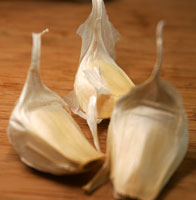 garlic_cloves_three_in_peel