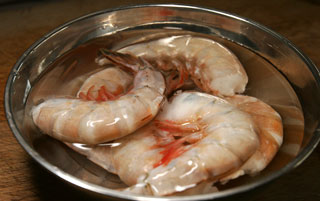 jumbo_prawns_thawing