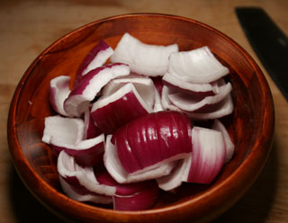 purple_onions_cut_bowl